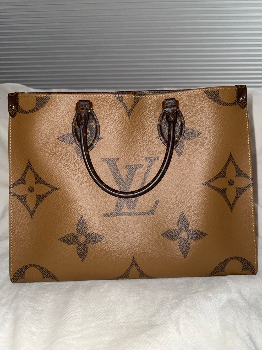 Louis Vuitton OnTheGo MM in Giant/Reverse Monogram
